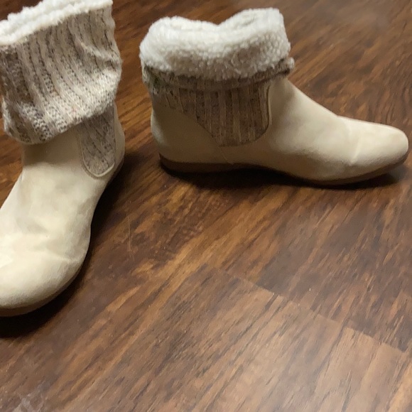 Chic versatile bootie. - Picture 2 of 4